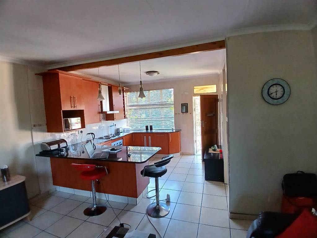 1 Bed Apartment in Barry Hertzog Park photo number 2