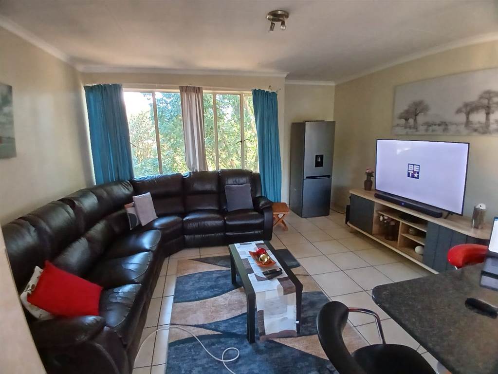 1 Bed Apartment in Barry Hertzog Park photo number 6