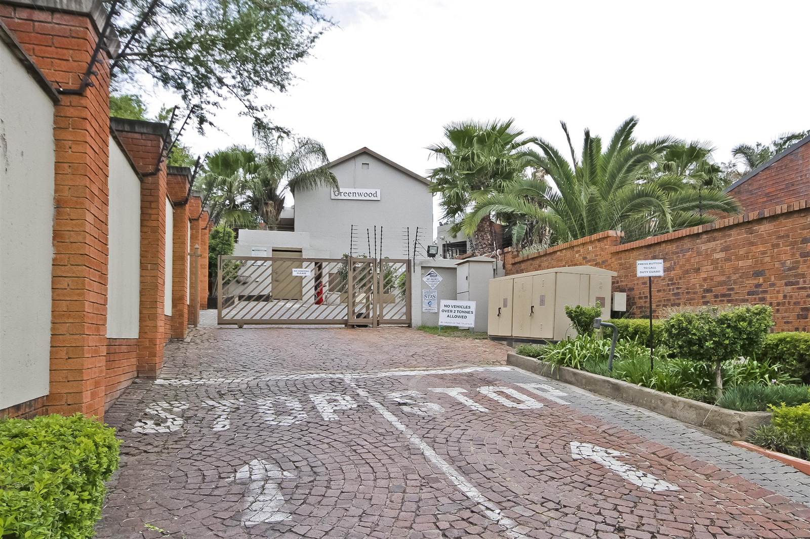 3 Bed Apartment in Douglasdale photo number 15