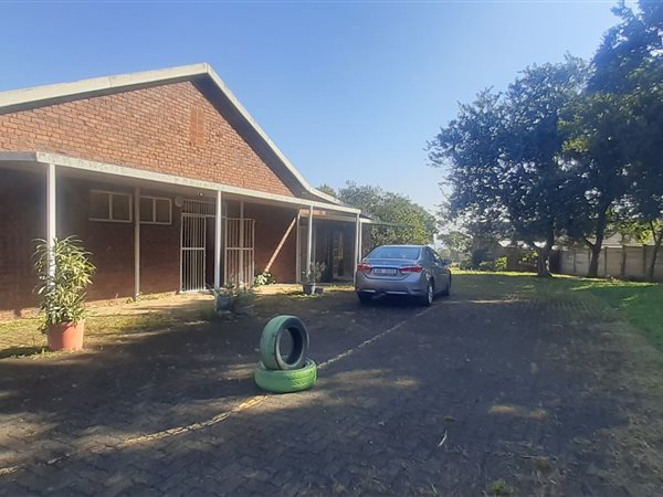400  m² Commercial space in Bisley Crest