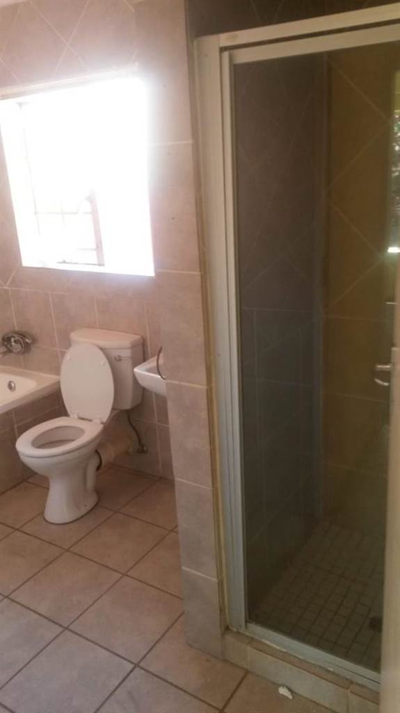 2 Bed Apartment in Rooihuiskraal photo number 11