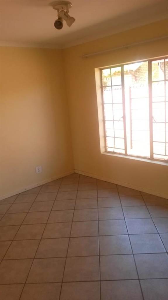 2 Bed Apartment in Rooihuiskraal photo number 7