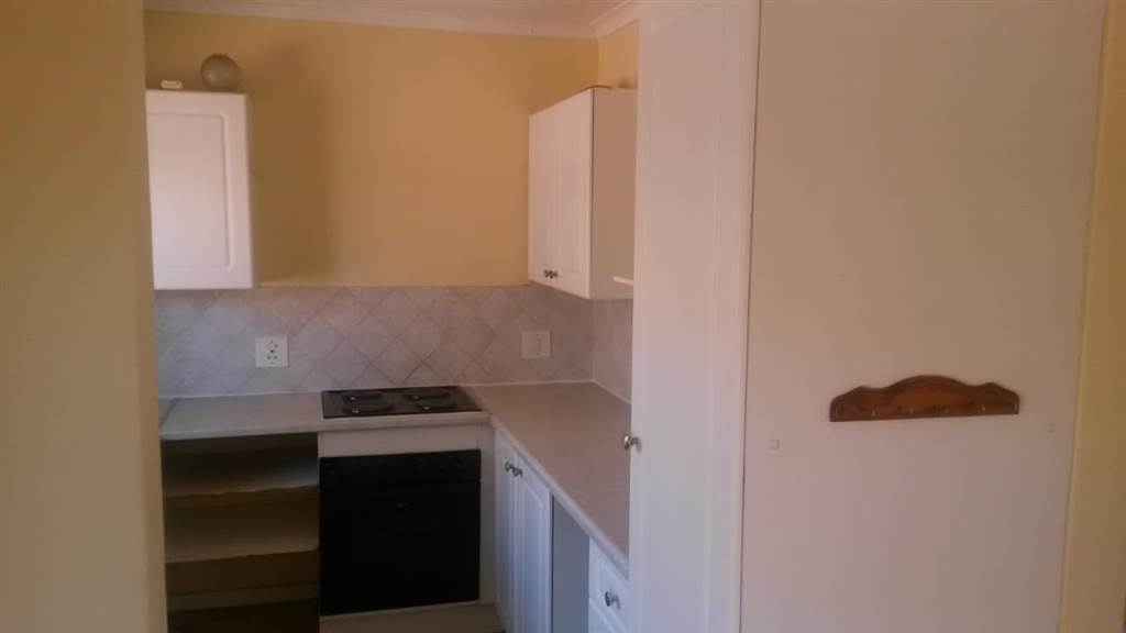 2 Bed Apartment in Rooihuiskraal photo number 10