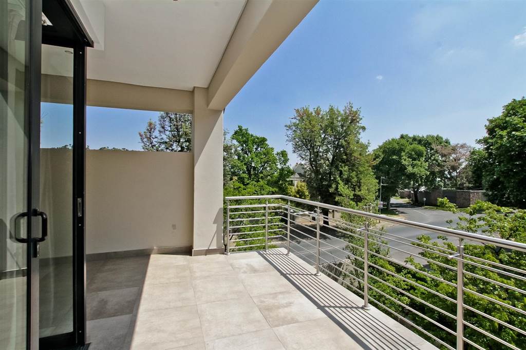 2 Bed Apartment in Saxonwold photo number 5