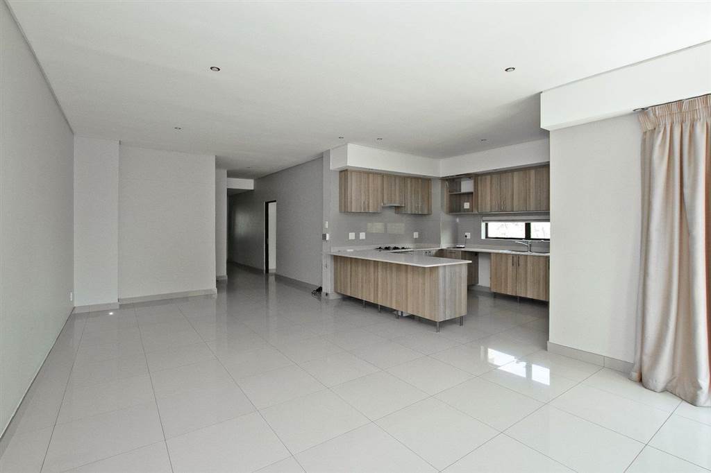 2 Bed Apartment in Saxonwold photo number 12