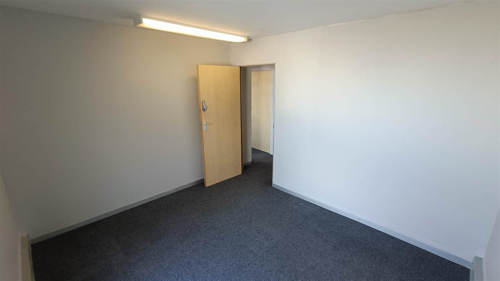 102  m² Commercial space in Montague Gardens photo number 3