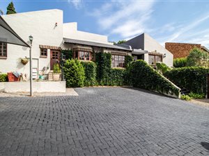 5 Bed House in Moreleta Park