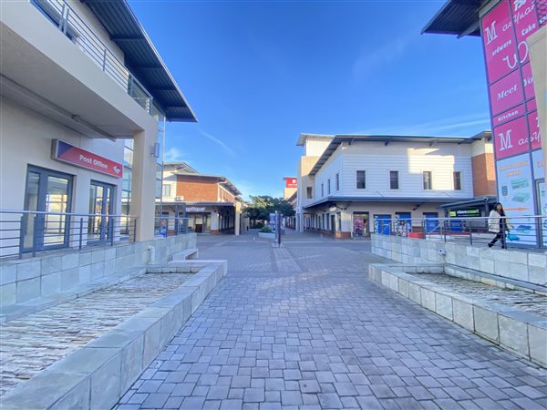 696  m² Commercial space