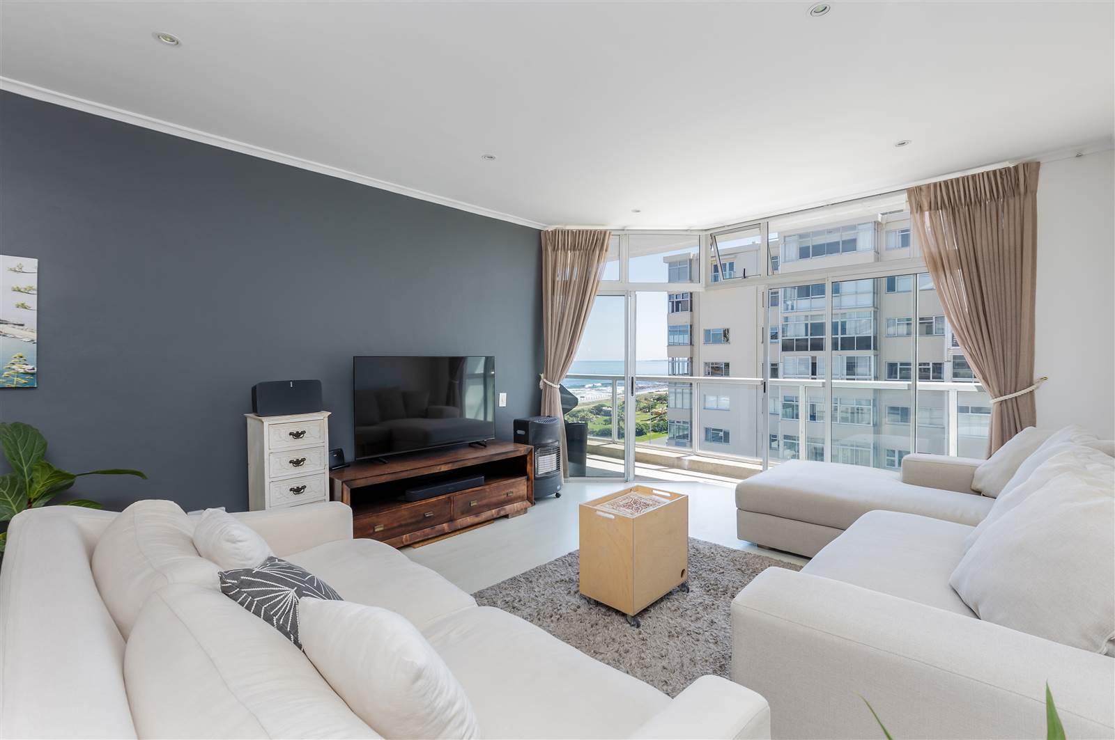 2 Bed Apartment in Mouille Point photo number 5