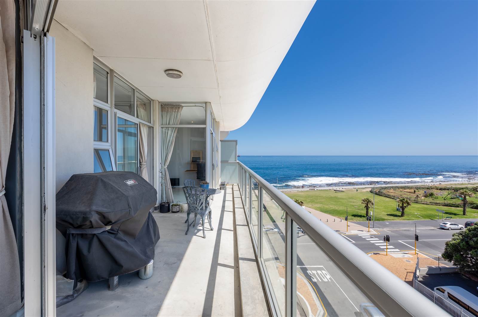 2 Bed Apartment in Mouille Point photo number 4
