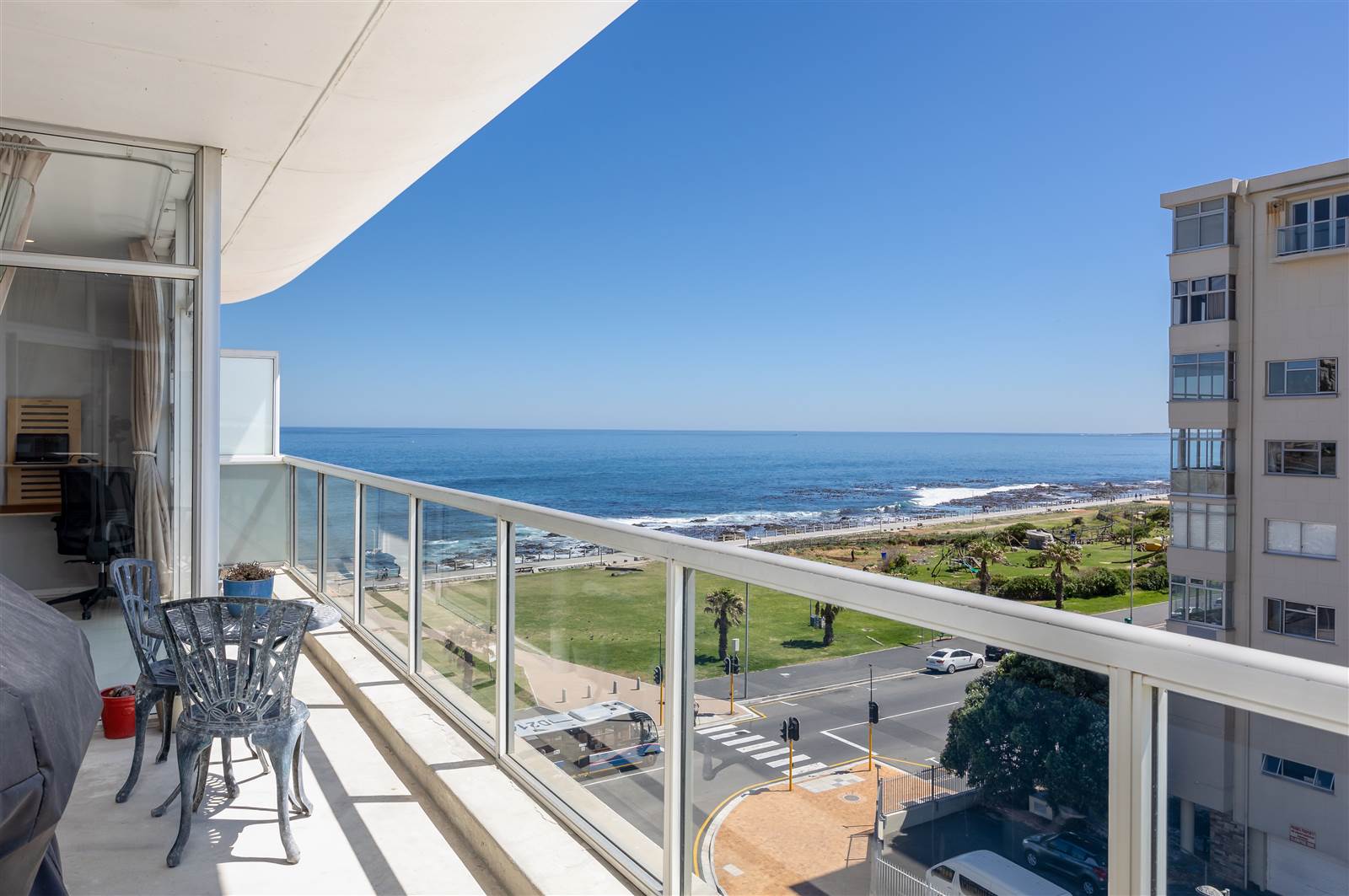 2 Bed Apartment in Mouille Point photo number 1