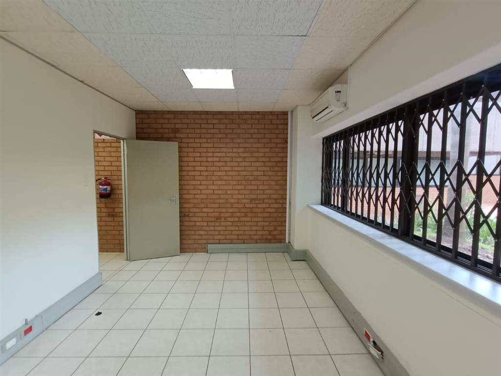 175  m² Commercial space in Empangeni Central photo number 17