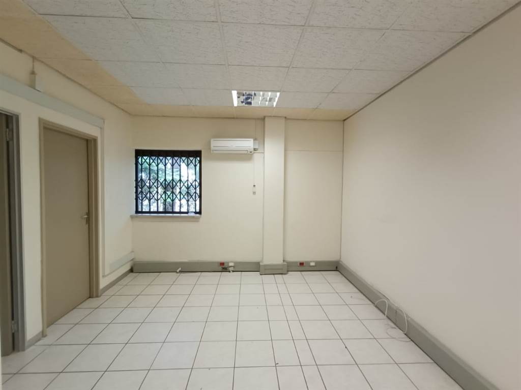 175  m² Commercial space in Empangeni Central photo number 11