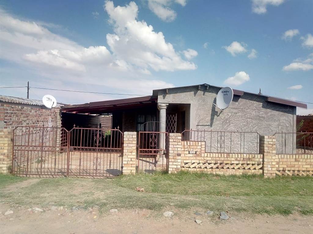 3 Bed House in Thabong photo number 2
