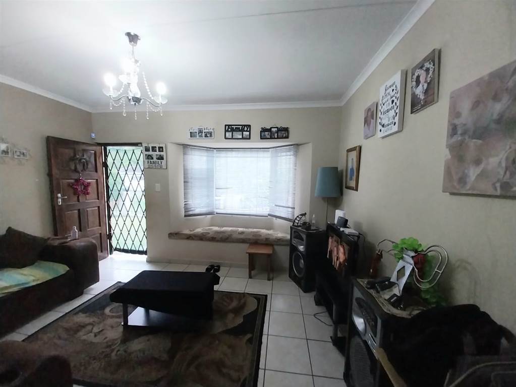 3 Bed Townhouse in Amanzimtoti photo number 8
