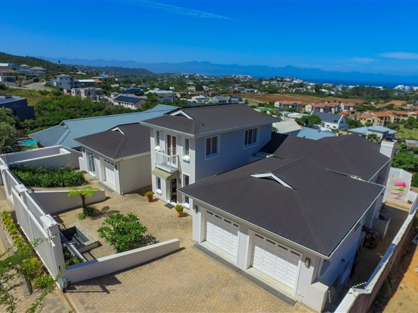 5 Bed House in Whale Rock