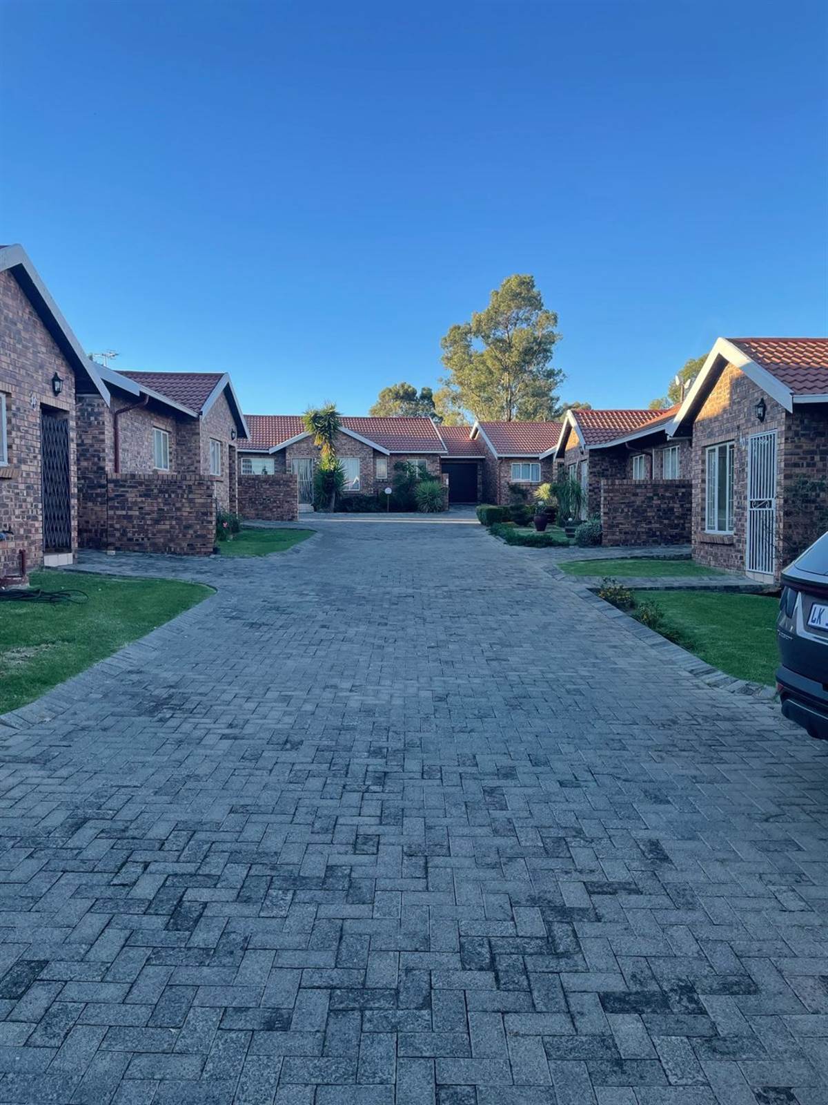 3 Bed Townhouse in Grobler Park photo number 3