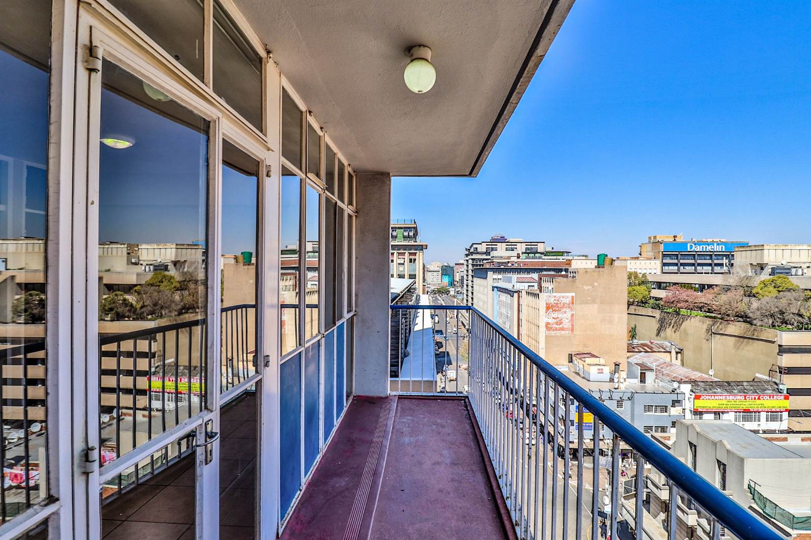 Bachelor apartment in Braamfontein photo number 11