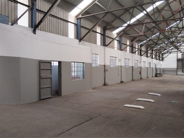 893  m² Commercial space