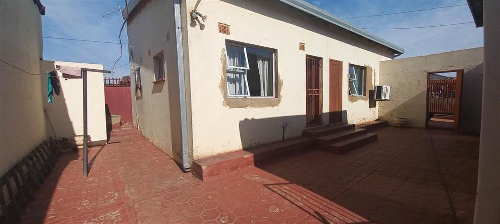 4 Bed House in Mamelodi West photo number 16