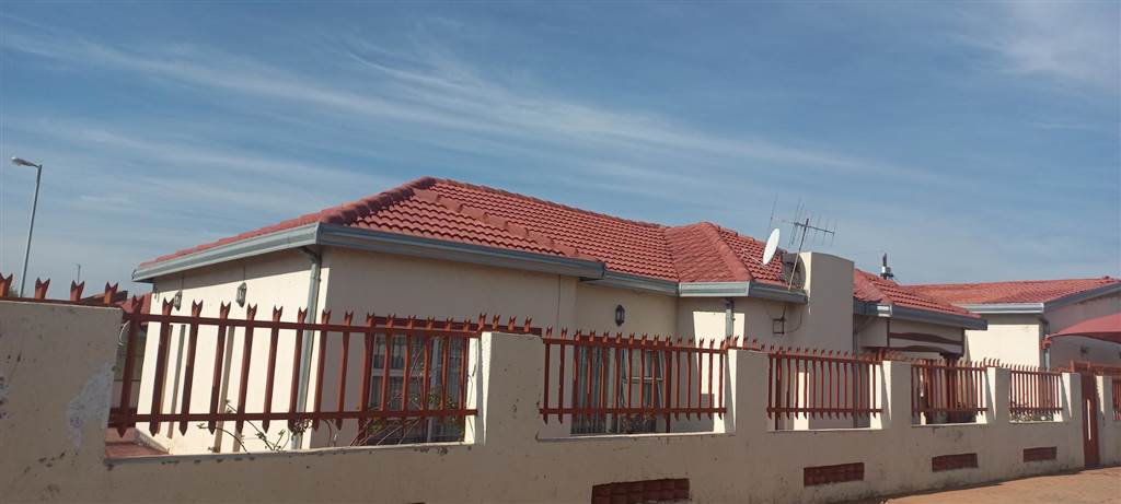 4 Bed House in Mamelodi West photo number 2