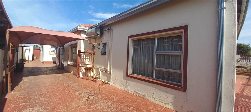 4 Bed House in Mamelodi West photo number 4
