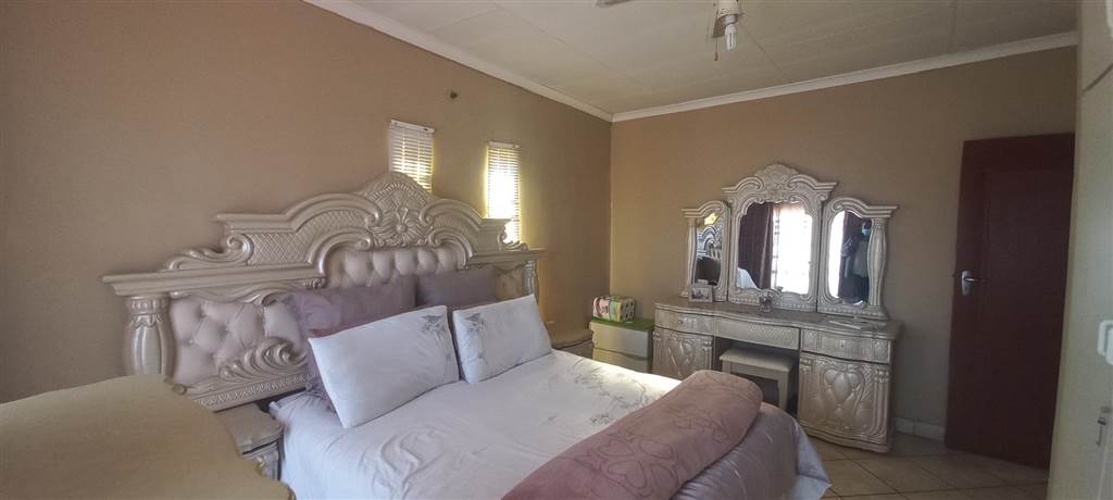 4 Bed House in Mamelodi West photo number 11