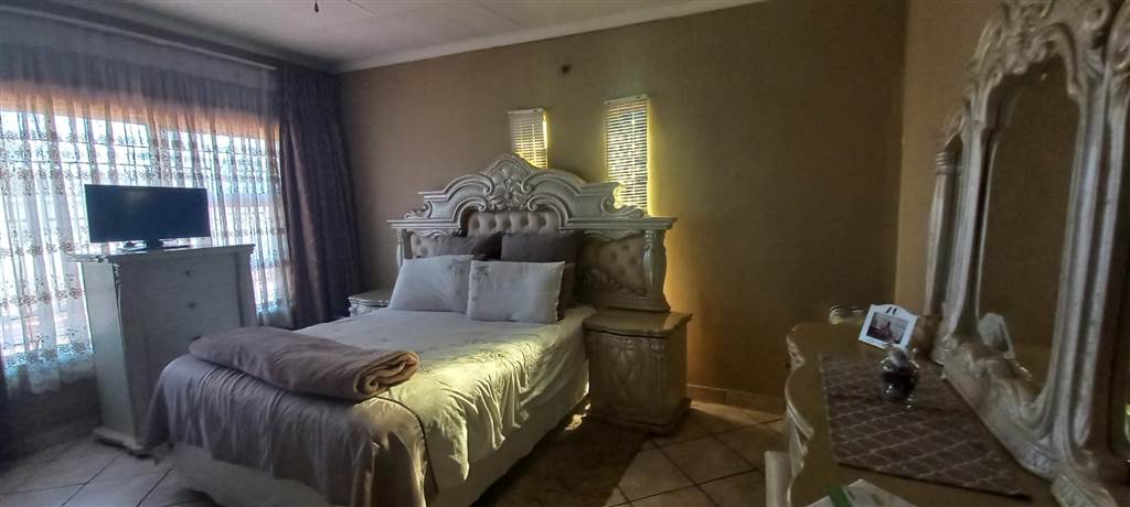 4 Bed House in Mamelodi West photo number 10