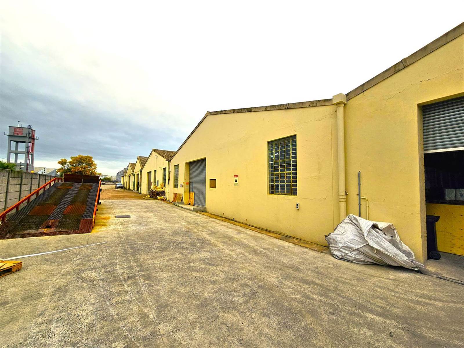 1699  m² Industrial space in Dal Josafat photo number 2