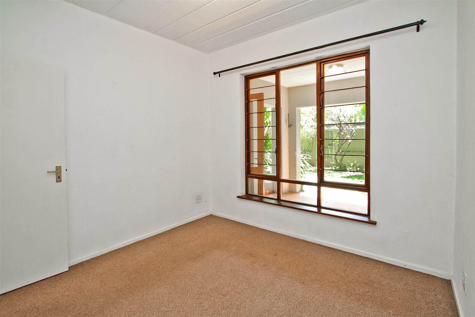 1 Bed Apartment in Craighall Park photo number 9