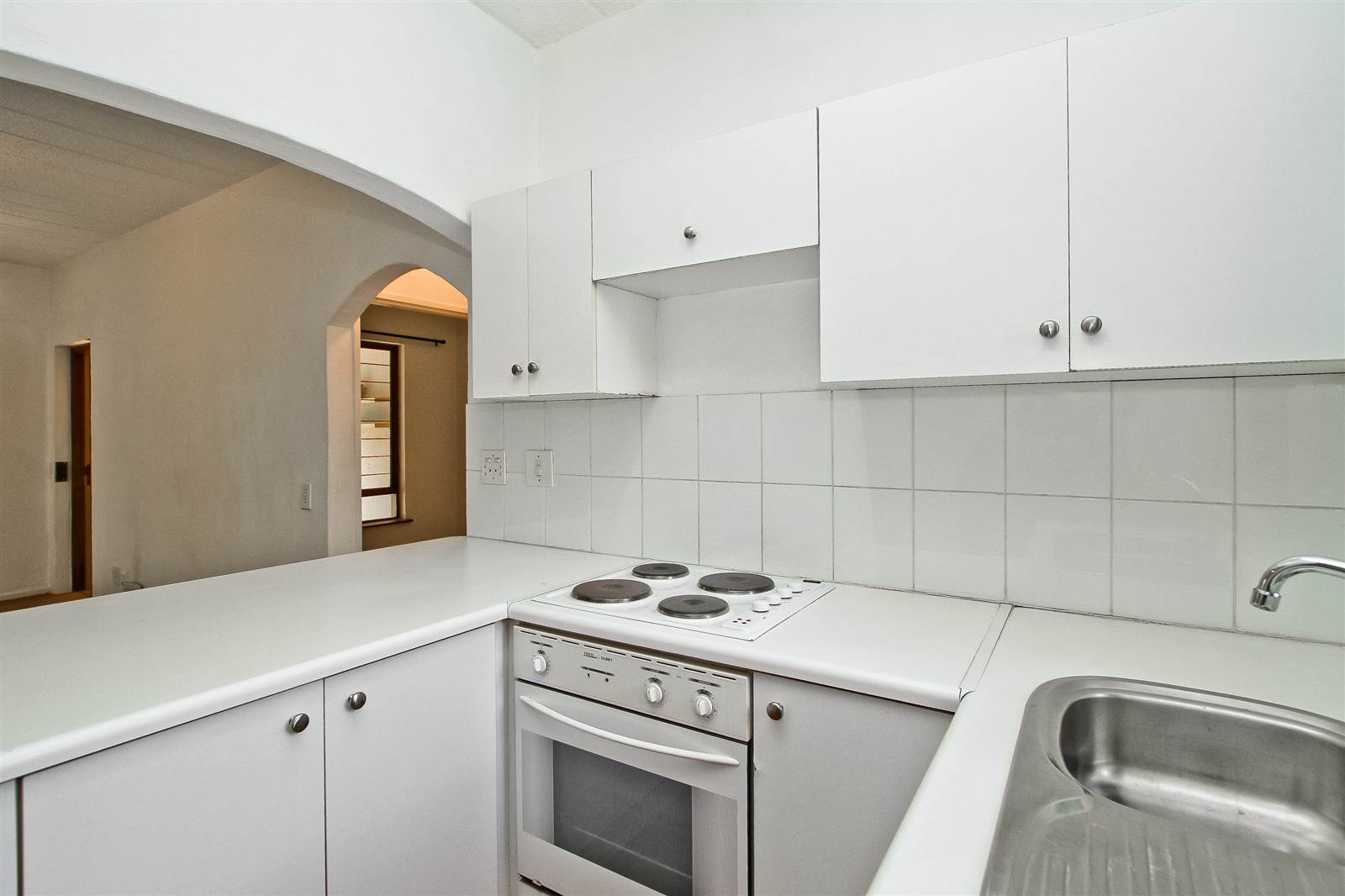 1 Bed Apartment in Craighall Park photo number 6