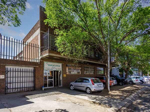 950  m² Commercial space