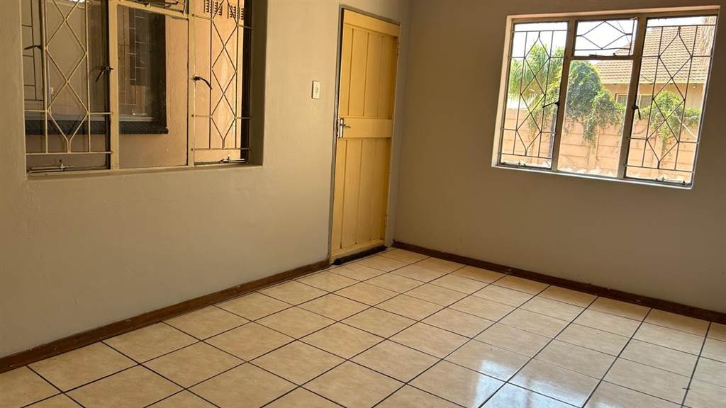 5 Bed House in Protea Park photo number 19