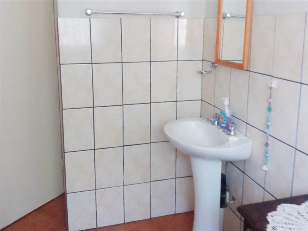 3 Bed Apartment in Rensburg photo number 13