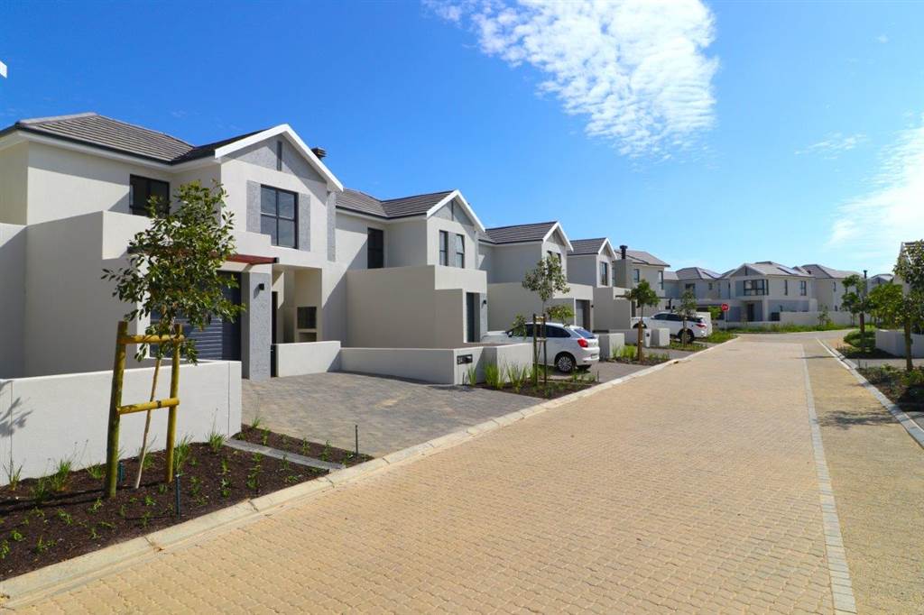 3 Bed Townhouse in Durbanville Central photo number 2