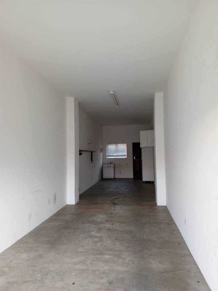 3 Bed Apartment in Uvongo photo number 28