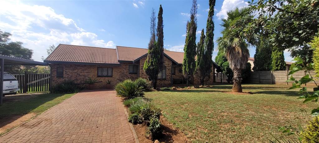 3 Bed House in Vaalpark photo number 3
