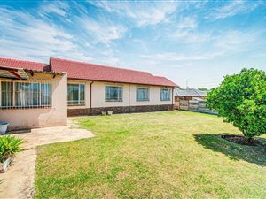 4 Bed House in Rhodesfield