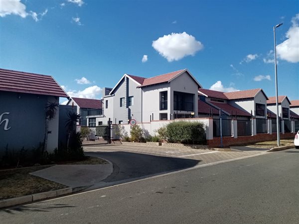 4 Bedroom Townhouse 4 Bedroom Townhouse