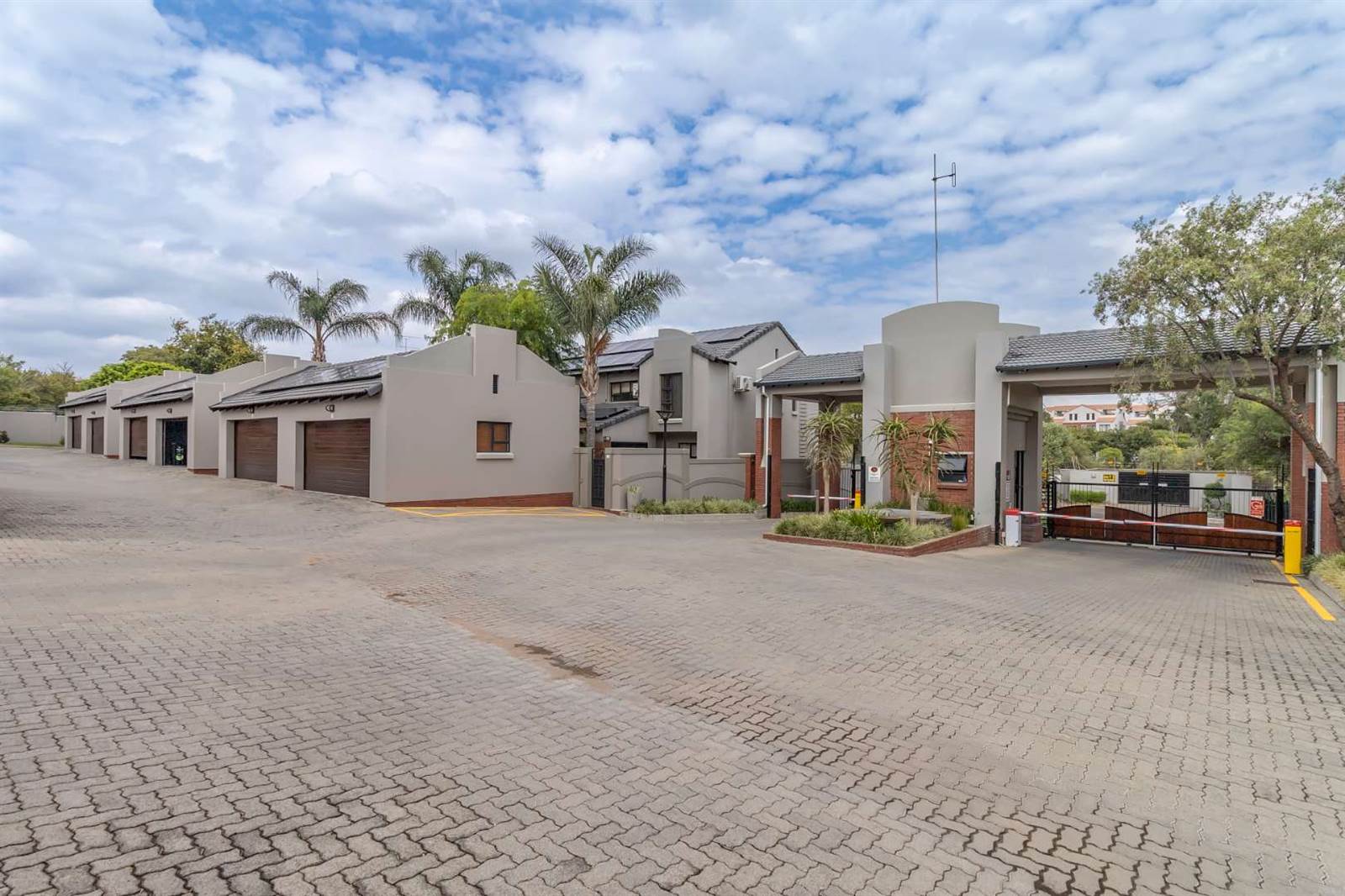 3 Bed Townhouse in Witkoppen photo number 2