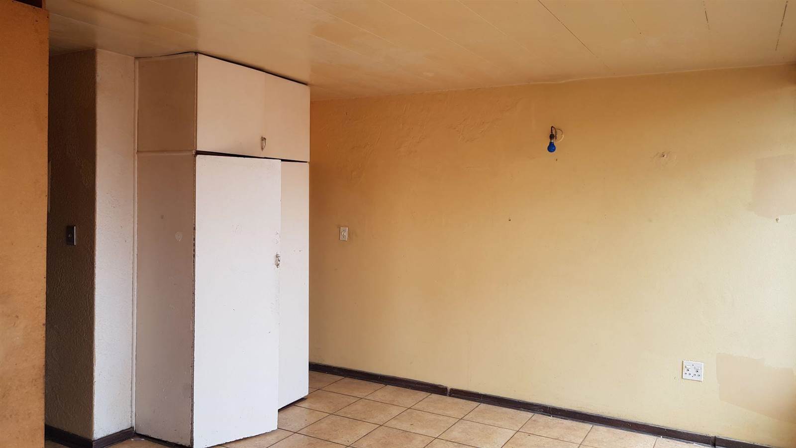 Bachelor apartment in Kempton Park Central photo number 7