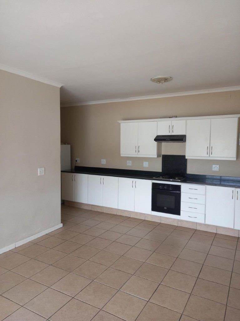 3 Bed Flat in Grahamstown Central photo number 8
