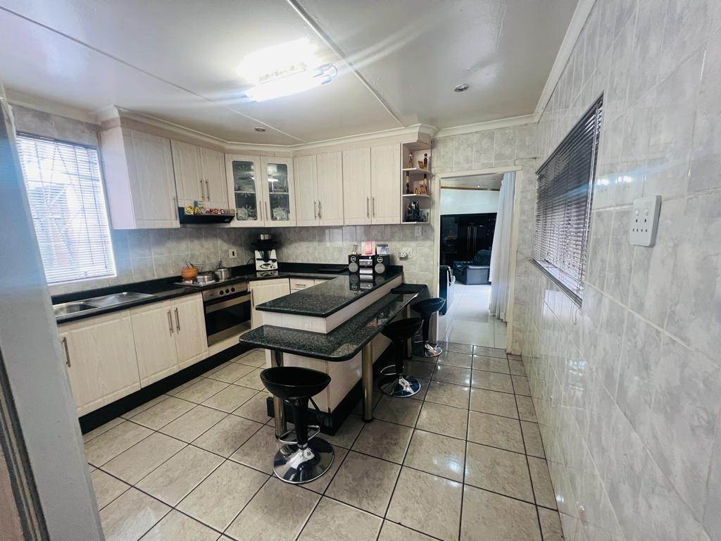4 Bed House in Lenasia photo number 2