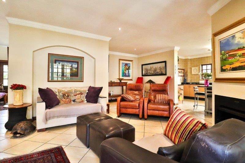 4 Bed House in Waterkloof Ridge photo number 11