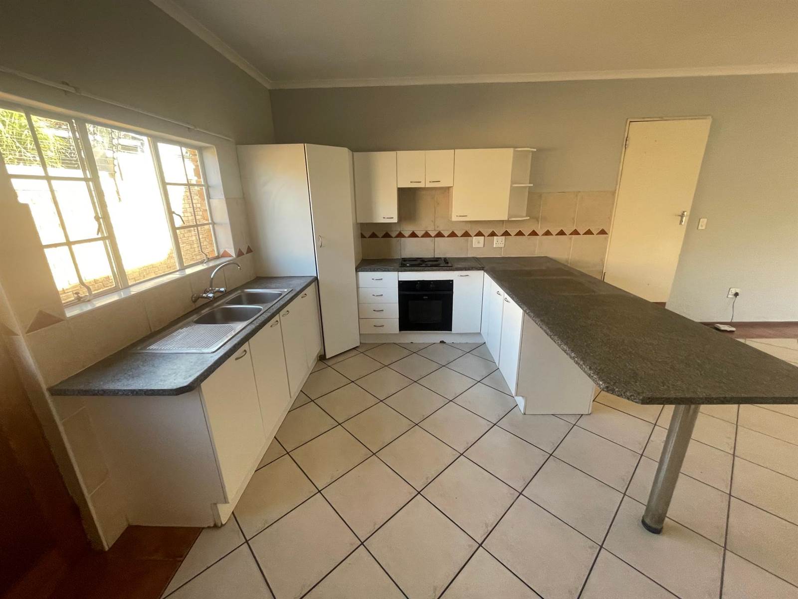 3 Bed Townhouse in Radiokop photo number 5