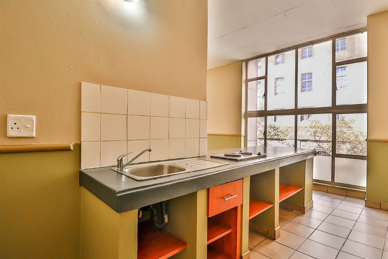 Bachelor apartment in Johannesburg Central photo number 1