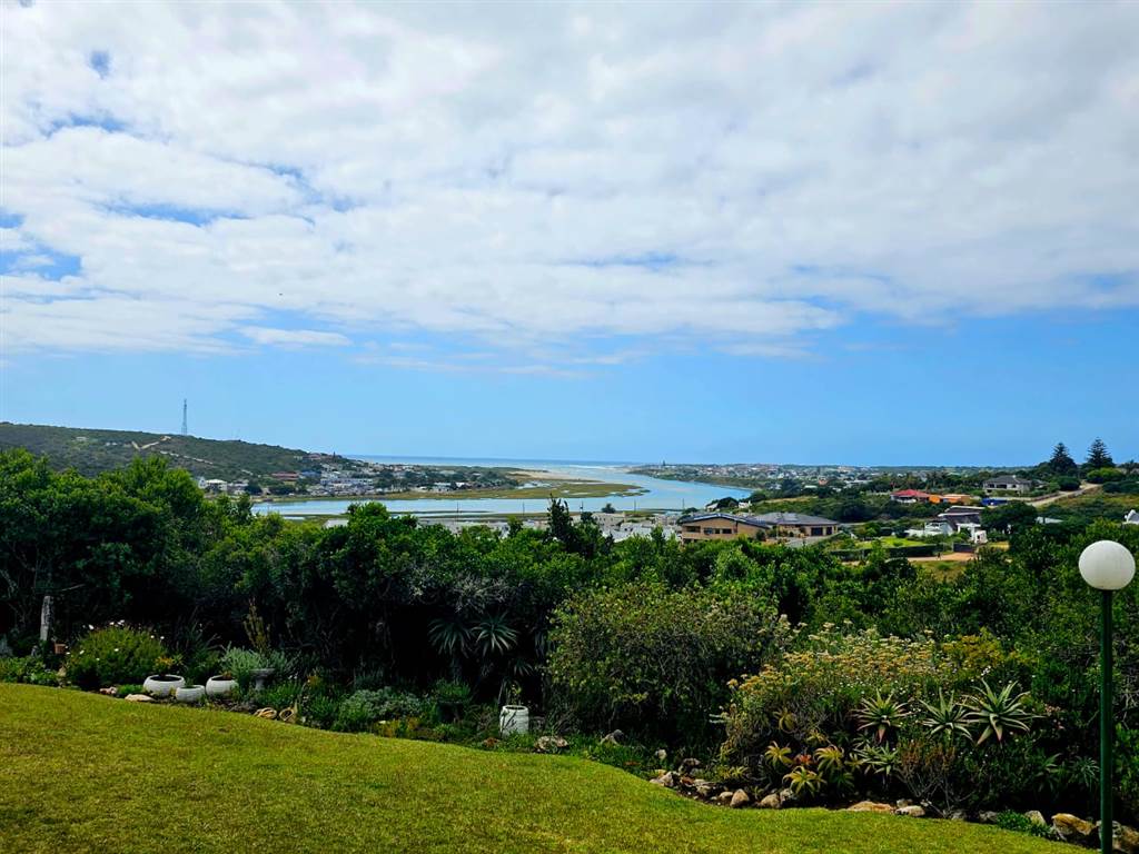 3 Bed Apartment in Stilbaai photo number 16