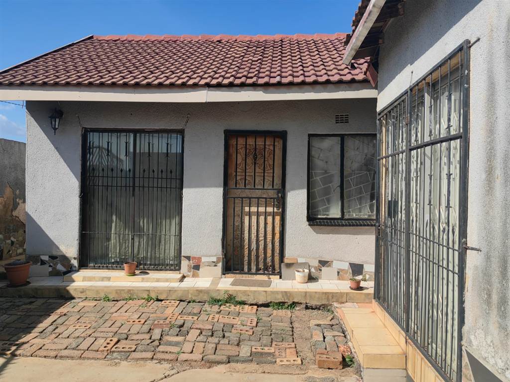 4 Bed House in Dobsonville photo number 1