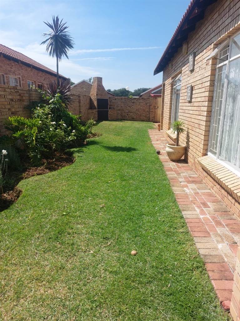 2 Bed Townhouse in Wilkoppies photo number 16