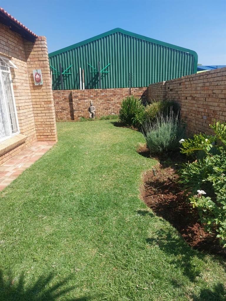 2 Bed Townhouse in Wilkoppies photo number 14